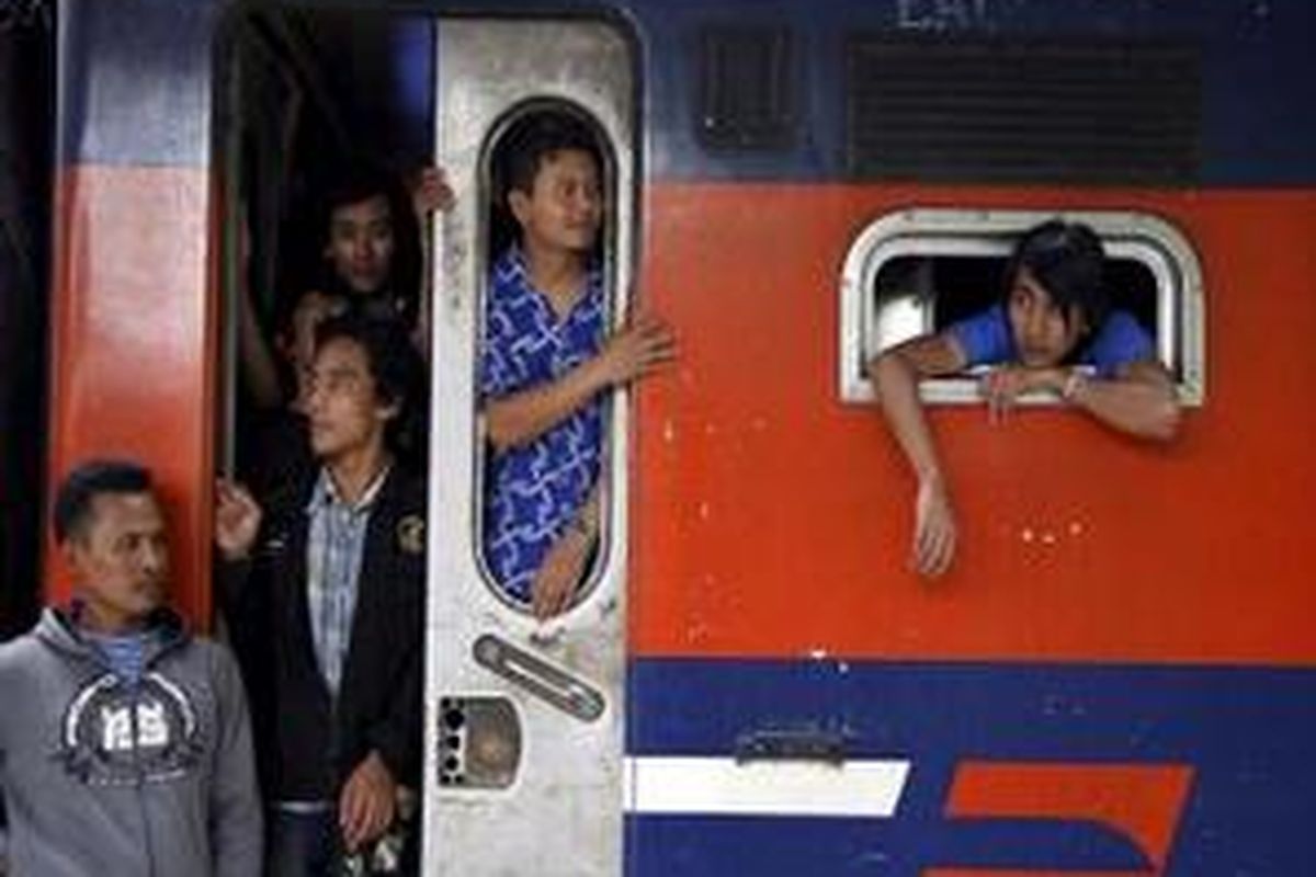 Penumpang yang sebagian besar para pemudik rela berdiri di dalam Kereta Api Ekonomi Kerta Jaya tambahan tujuan Jakarta-Surabaya seperti terlihat di Stasiun Pasar Senen, Jakarta Pusat, Sabtu (27/9). Mengantisipasi lonjakan pemudik lebaran Stasiun Senen mengoperasikan delapan Kereta Api Tambahan.