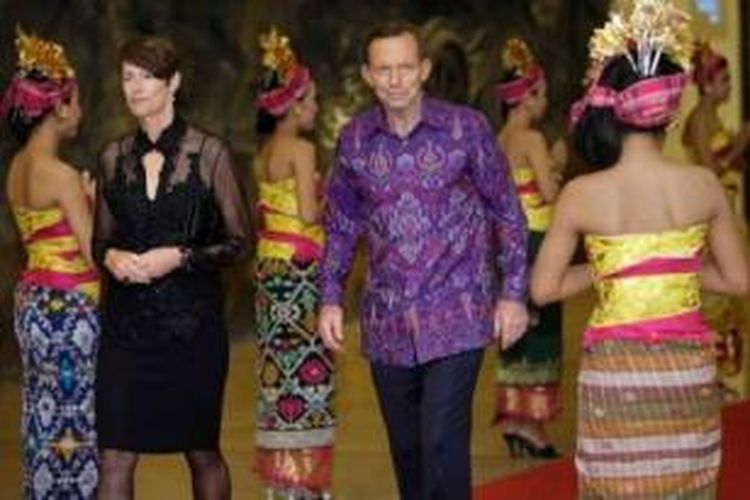 Tony Abbott tiba bersama isteri, Margie, untuk jamuan makan malam di KTT APEC, Bali.
