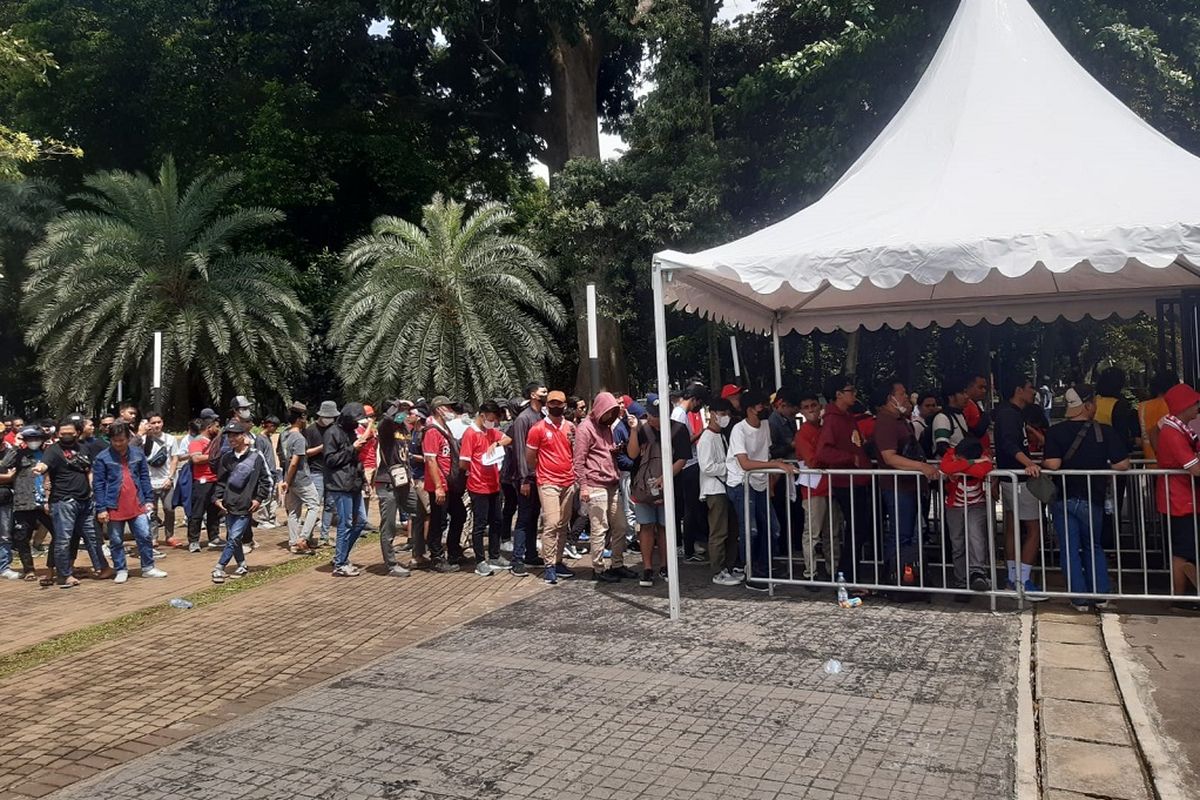 Antrean penonton menjelang leg pertama semifinal Piala AFF 2022 timnas Indonesia vs Vietnam di Stadion Utama Gelora Bung Karno (SUGBK) Senayan, Jakarta, pada Jumat (6/1/2023) sore WIB.