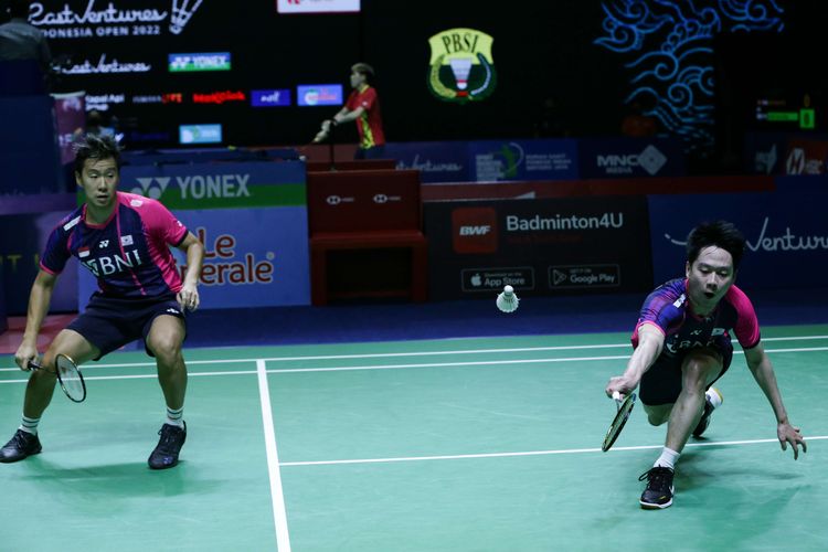 Ganda putra Indonesia, Marcus Fernaldi Gideon/Kevin Sanjaya Sukamuljo bertanding melawan ganda putra Korea Selatan, Kang Min-hyuk/Seo Seung-jae pada babak 16 besar Indonesia Open 2022 di Istora Senayan, Jakarta, Kamis (16/6/2022). Langkah Marcus/Kevin terhenti setelah kalah dua gim langsung dengan skor 21-14 dan 21-12.