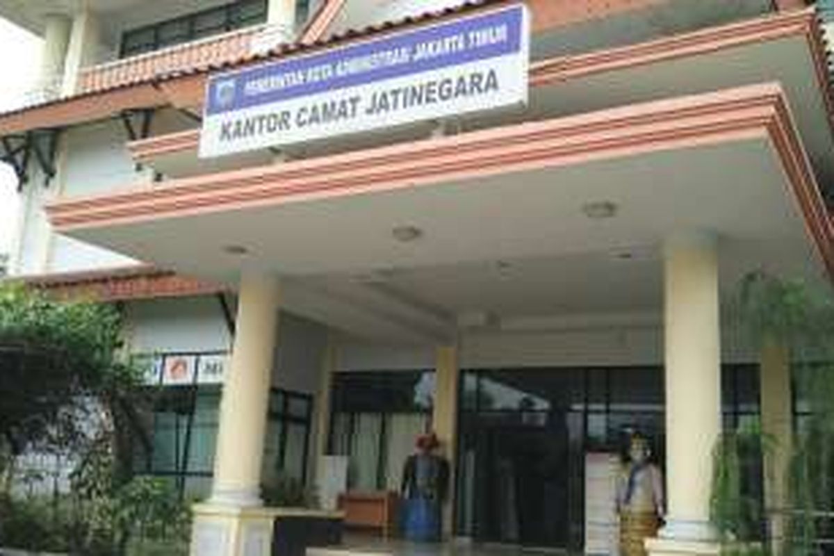 Bank DKI Kantor Kecamatan Jatinegara, Jakarta Timur, Senin (10/10/2016).