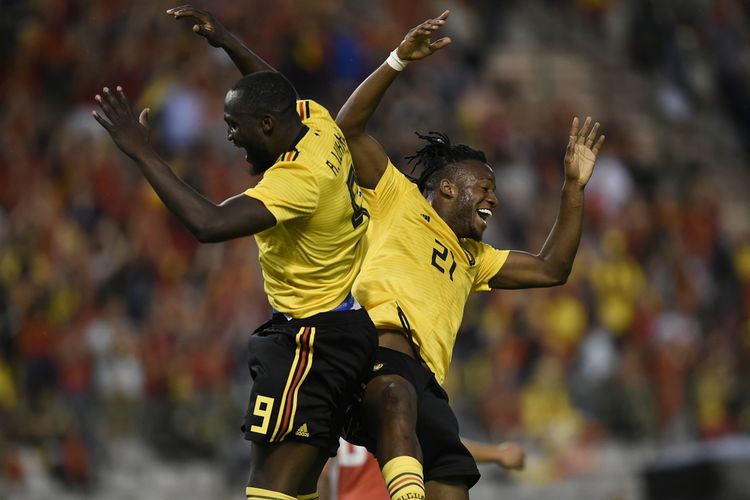 Selebrasi striker tim nasional Belgia, Michy Batshuayi (kanan) dan Romelu Lukaku saat merayakan gol yang berhasil dicetak ke gawang Kosta Rika dalam laga uji coba di Stadion King Baudouin, Brussels, Belgia, pada Senin (11/6/2018). J