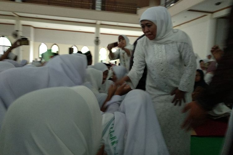 Khofifah Indar Parawansa disalami ibu-ibu saat acara doa bersama untuk keselamatan bangsa dan penggalangan suara untuk Jokowi-Maruf di Pamekasan, Senin (4/2/2019).