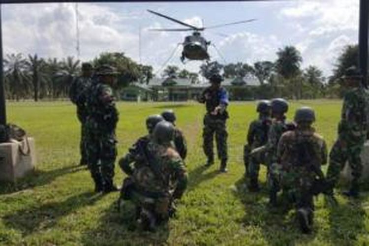 Ratusan personel TNI dari satuan raider Yonif 111/Karma Bhakti Tualang Cut berlatih meningkatkan kemampuan di Aceh Tamiang, Selasa (22/12/2015)
