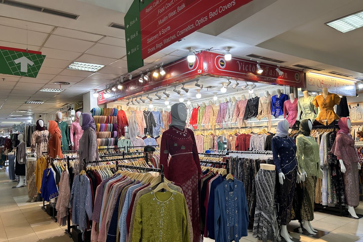 Toko Pras Collection di ITC Depok yang menawarkan berbagai pilihan kebaya modern dan kain songket