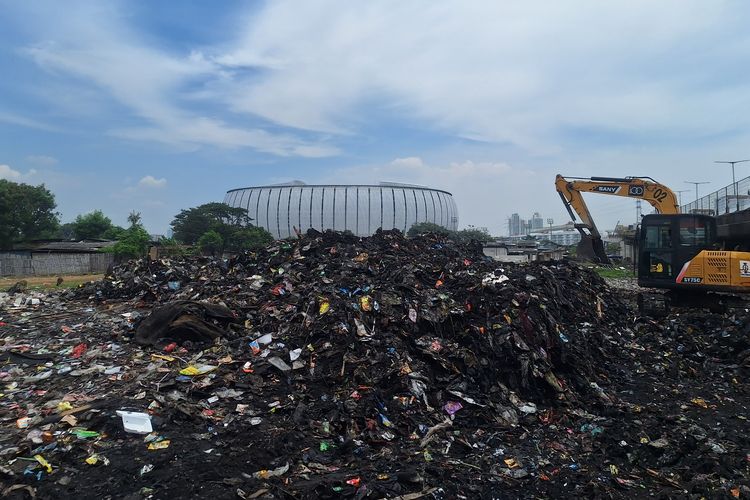 Derita Warga Kolong Tol Dekat JIS, Tinggal Dekat Gunungan Sampah dan Kena TBC