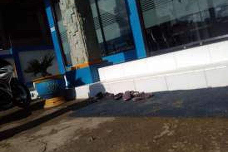 Alas kaki milik warga di lepas di depan Kantor BRI Desa Baraka, Kabupaten Enrekang. Warga Desa Buntu Lamba, Kecamatan Baraka, Enrekang, terbiasa melepas alas kaki mereka saat mengambil atau menabung uang di bank tersebut.