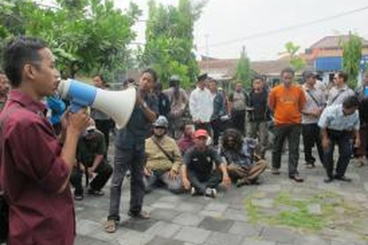 Warga berunjuk rasa mendukung pengusutan pelanggaran Pilkada Magelang di depan kantor Panwascam Muntilan, Rabu (29/10/2013). 