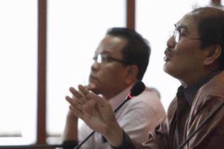 Anggota Dewan Kehormatan Penyelenggara Pemilihan Umum (DKPP), Jimly Ashiddiqie (kanan) dan Nur Hidayat Sardini menyampaikan catatan akhir tahun di Jakarta, Rabu (26/12/2012). DKPP selama tahun 2012 telah memroses sebanyak 90 pelanggaran kode etik penyelenggara pemilihan umum kepala daerah (pilkada). 
