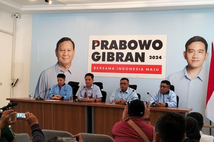 Tim Hukum TKN di Medcen Prabowo-Gibran, Jl. Sriwijaya I, Jakarta Selatan, Selasa (6/2/2024).