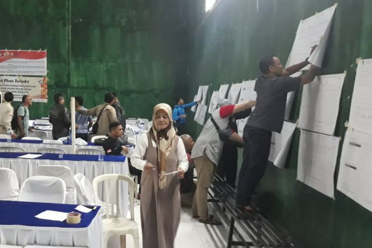 Suasana rekapitulasi suara tingkat PPK di Kecamatan Jatinangor, Kabupaten Sumedang, Jawa Barat. 