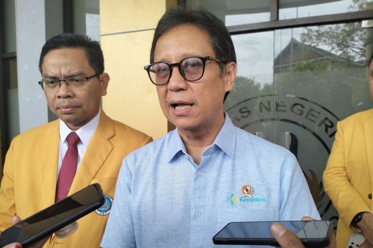Menteri kesehatan (Menkes) RI Budi Gunadi Sadikin saat diwawancarai di Universitas Negeri Padang (UNP), Senin (11/8/2025).