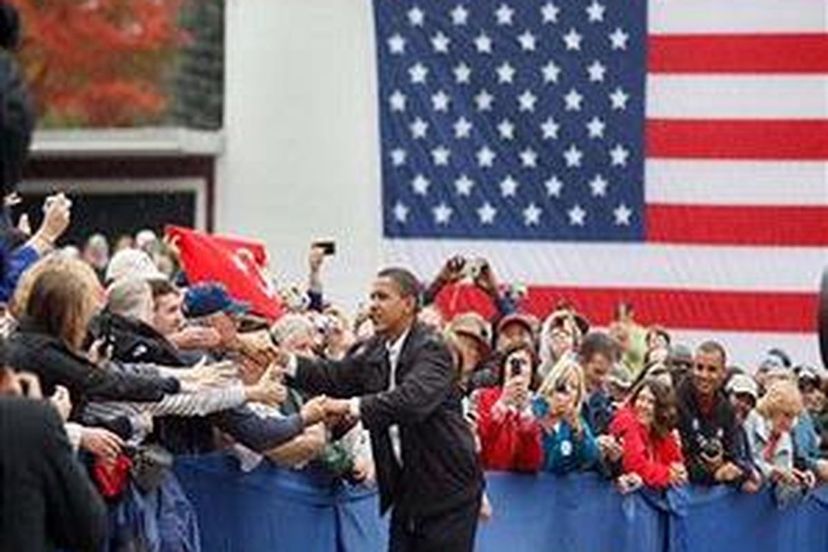 Barack Obama menyapa sejumlah orang saat berkampanye di Mack's Apples, Londonderry, New Hampshire, 16 Oktober 2008. 