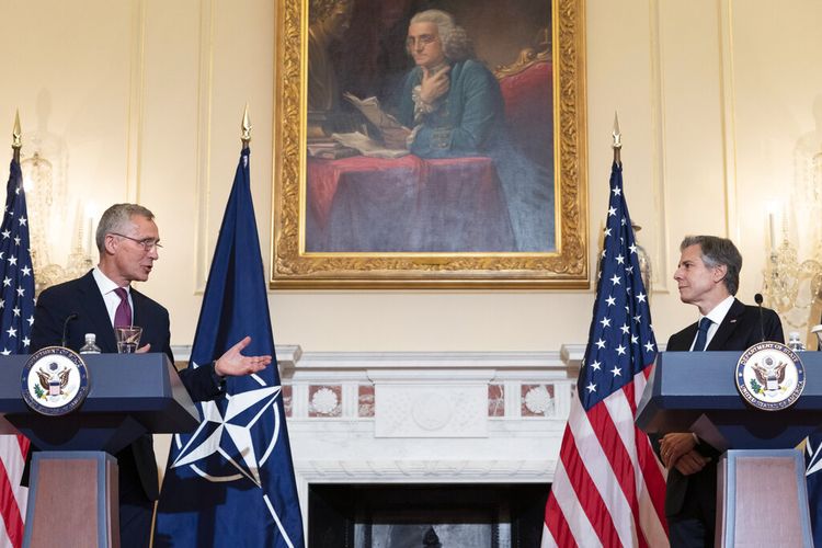Sekretaris Jenderal NATO Jens Stoltenberg, kiri, menoleh ke arah Menteri Luar Negeri Antony Blinken, Rabu, 1 Juni 2022, selama konferensi pers di Departemen Luar Negeri di Washington. 