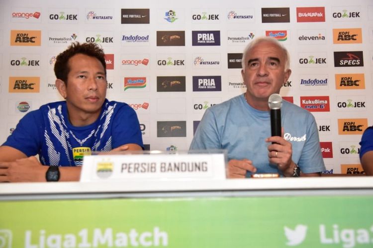 Pelatih Persib Bandung Mario Gomez saat memberikan keterangan kepada media sebelum laga kontra PSIS Semarang, Sabtu (7/7/2018).