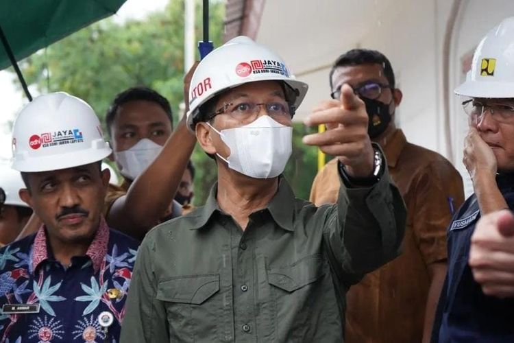 Penjabat Gubernur DKI Jakarta Heru Budi Hartono meninjau Rumah Pompa Pulomas di Waduk Ria Rio, Kayu Putih, Pulogadung, Jakarta Timur, Kamis (17/11/2022) pagi. 