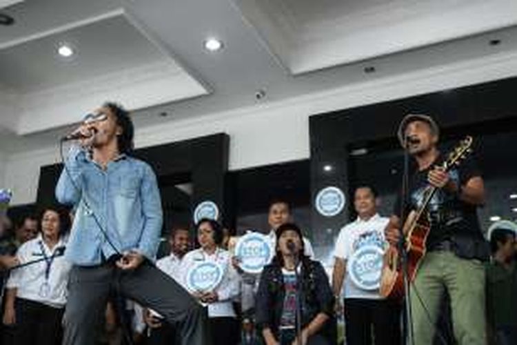 Grup Slank tampil saat mengunjungi Kantor BNN, Jakarta Timur, Kamis (17/3/2016). Kedatangan grup musik Slank dalam rangka silaturahim sekaligus memberi dukungan kepada BNN untuk terus memberantas peredaran narkoba di Indonesia.