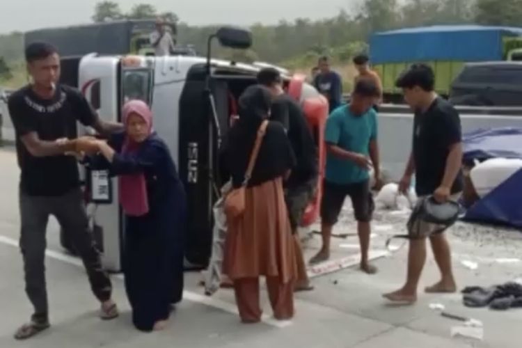 Bidik layar video evakuasi para korban kecelakaan di Jalan Tol Lampung, Sabtu (22/7/2023).