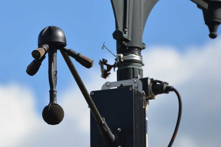 Radar kebisingan yang disebut medusa, karena dilengkapi kamera 360 dan sejumlah mikrofon.