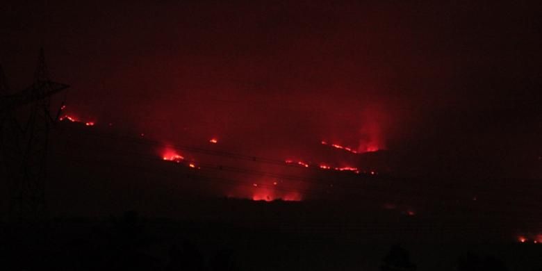 Kobaran api membakar kawasan hutan Gunung Ciremai Kabupaten Kuningan Jawa Barat, Senin Malam, (5/10/2015). Petugas BTNGC menduga kebakaran disebabkan kelalaian orang yang tidak bertanggung jawan hingga menyebabkan kebakaran terus meluas.