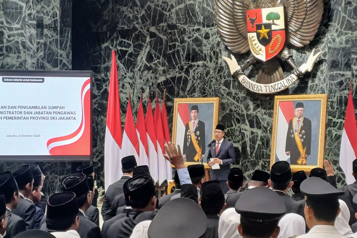Pj Gubernur DKI Jakarta Heru Budi Hartono menegur ASN yang tak mengenakan kemeja putih saat pelantikan, Selasa (3/10/2023) di Balai Kota DKI Jakarta.