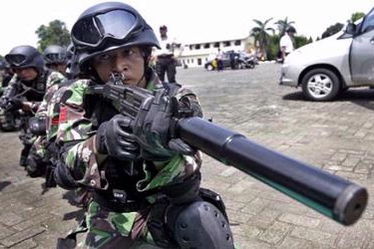 Pasukan TNI dari satuan Intai Tempur Kostrad melakukan penyergapan teroris yang menguasai obyek vital saat latihan gabungan dengan TNI di Markas Komando Brimob Kelapa Dua, Depok, Jawa Barat, Selasa (9/3/2010). Latihan bersama ini untuk penanggulangi terorisme di Indonesia. KOMPAS IMAGES/DHONI SETIAWAN