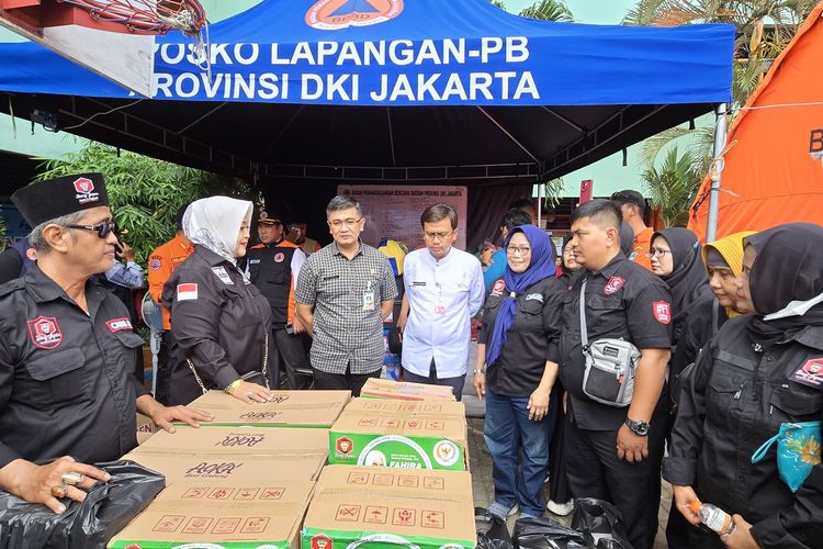 Fahira Idris saat menyalurkan bantuan pangan dan sandang kepada korban kebakaran kawasan Kebon Kosong di tenda posko korban Jalan Kebon Kosong, Kemayoran, Jakarta Pusat, Jumat (13/12/2024). 