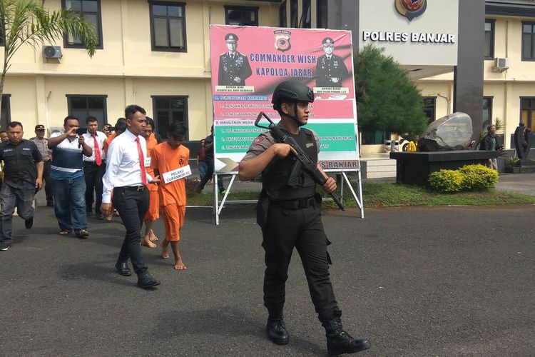 Petugas menggiring komplotan residivis curanmor yang kerap beraksi di Kota Banjar saat ekspos kasus curanmor di mapolrea, Senin (3/2/2020)