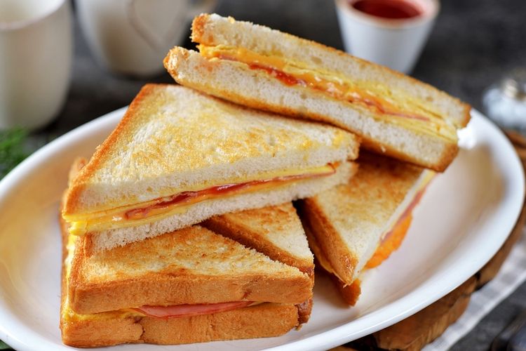 Ilustrasi sandwich roti tawar pakai isian telur.