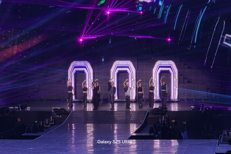 Hasil foto zoom 10x di konser Seventeen: Right Here, Bangkok Thailand, menggunakan Samsung Galaxy S25 Ultra