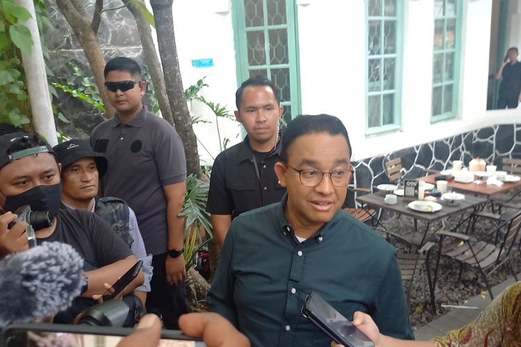 Anies Baswedan saat reuni SMAN 2 Yogyakarta di Legend Coffee, Kota Yogyakarta, DIY, Minggu (31/12/2023)
