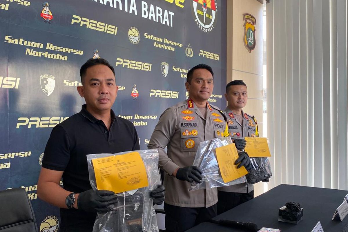 Jajaran Polres Metro Jakarta Barat menunjukkan barang bukti kasus pembunuhan wanita di dekat mal Central Park, Tanjung Duren. Foto didokumentasikan di Mapolres Metro Jakarta Barat, Selasa (24/10/2023). 