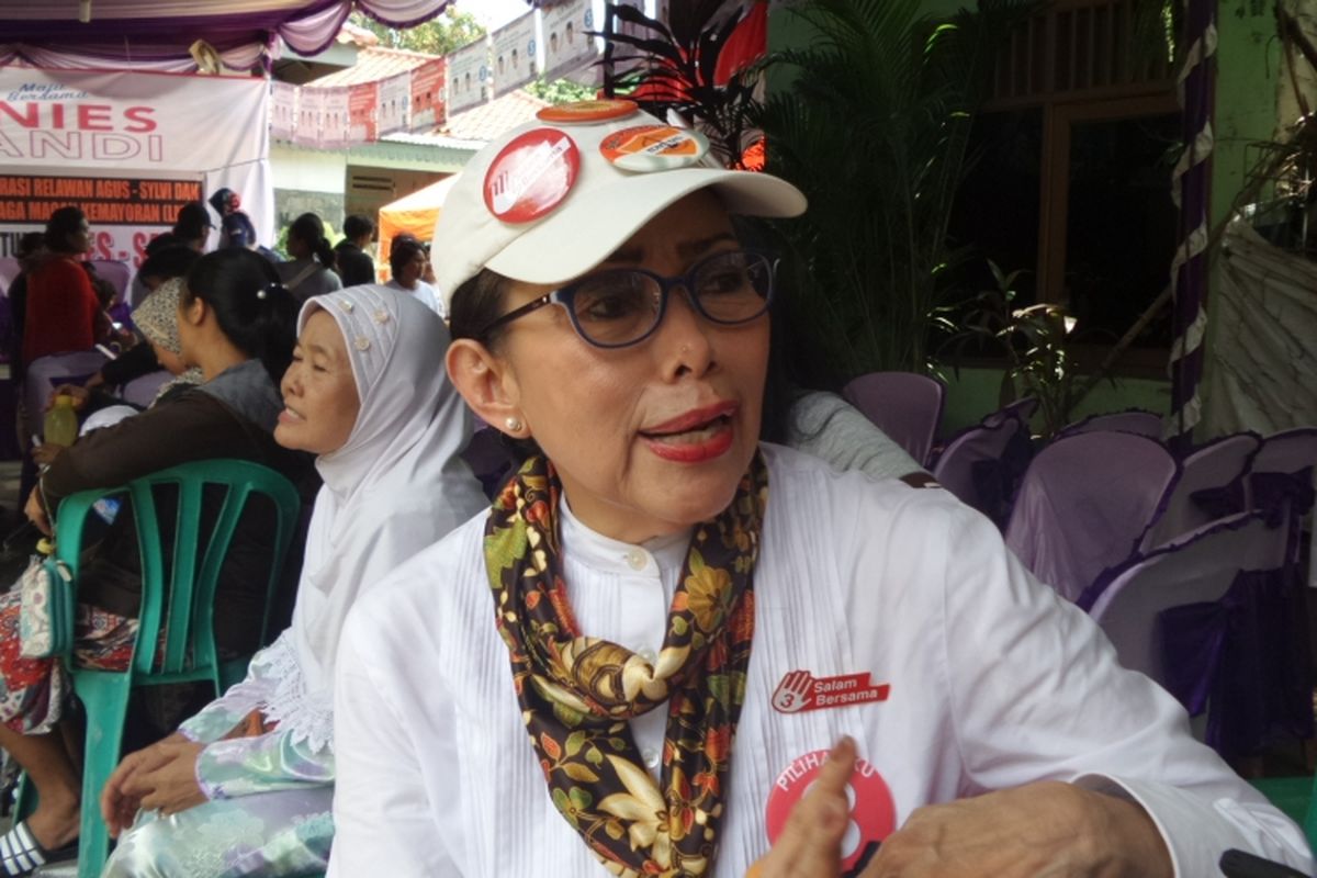 Ibunda calon wakil gubernur DKI Jakarta Sandiaga Uno, Mien R Uno, saat ikut serta dalam kampanye anaknya untuk Pilkada DKI Jakarta di Kemayoran, Jakarta Pusat, Senin (13/3/2017).