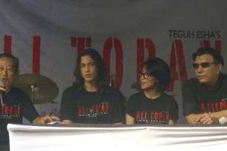 Penulis novel Ali Topan Anak Jalanan, Teguh Esha (kiri), hadir dalam jumpa pers praproduksi film Ali Topan Anak Jalanan bersama Ardian Archard (pemeran Ali Topan), produser Ikaruz Wulan, serta sutradara John de Rantau, di kawasan Bulungan, Jakarta Selatan, Jumat (22/5/2015).