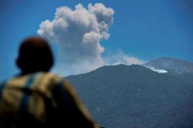 Warga menyaksikan Letusan Gunung Slamet dari Dusun Bambangan, Desa Kutabawa, Karangreja, Purbalingga, Jawa Tengah, yang berjarak sekitar 4,5 kilometer dari puncak gunung tersebut, Rabu (17/9/2014).