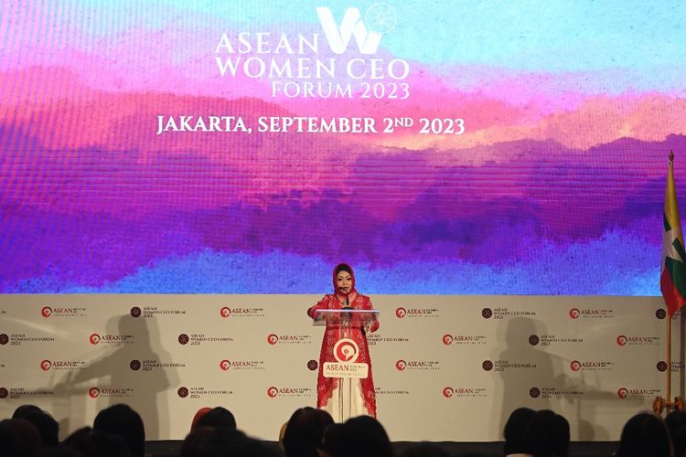 Ketua ASEAN Women Entrepreneurs Network (AWEN) Dyah Anita saat menjadi pembicara dalam ASEAN Women CEO Forum di Hotel Sultan, Jakarta, Sabtu (2/9/2023). 