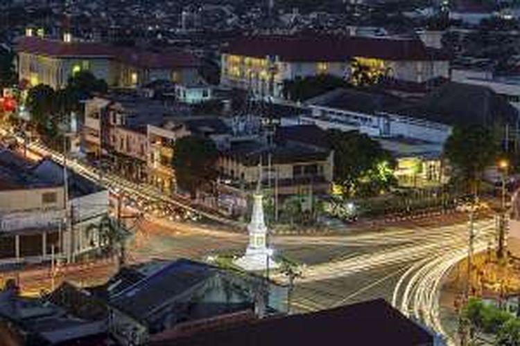 Kendaraan melintas di perempatan Tugu, Yogyakarta, Selasa (2/8/2016). Bangunan cagar budaya Tugu yang juga dikenal dengan nama Tugu Pal Putih itu menjadi salah satu ikon pariwisata Yogyakarta.