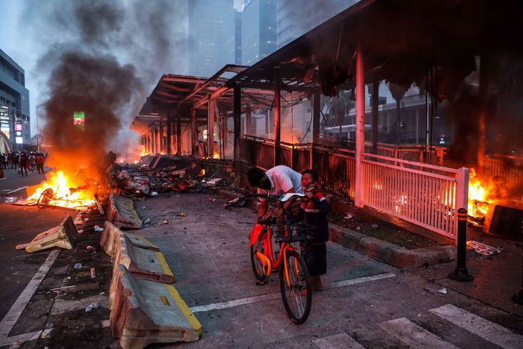 Suasana Halte Transjakarta Bundaran HI yang dibakar massa demonstran di Jalan MH Thamrin, Jakarta Pusat, Kamis (8/10/2020). Hal itu terhubungan dengan Stasiun MRT di bawahnya.
