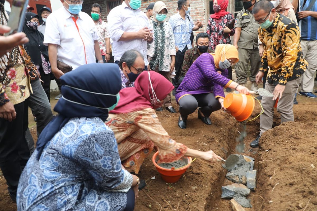penyerahan padat karya di Desa Linggoasri, Kabupaten Pekalongan, Minggu (18/10/2020).