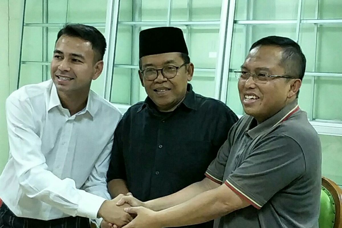 Raffi Ahmad bersama Wasekjen MUI Nadjamuddin Ramli (kiri dan Ketua Komisi Infokom MUI Masduki Baidlowi di kantor pusat MUI, kawasan Menteng, Jakarta Pusat, Kamis (30/5/2019).