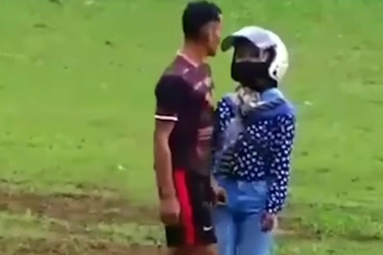 Tangkapan layar video seorang pemain sepakbola dihampiri istri dan diminta keluar lapangan saat pertandingan tarkam di lapangan Desa Hanum, Kecamatan Dayeuhluhur, Kabupaten Cilacap, Jawa Tengah, Senin (29/8/2022).