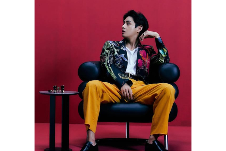 Outfit V BTS untuk inspirasi outfit of the day (OOTD).