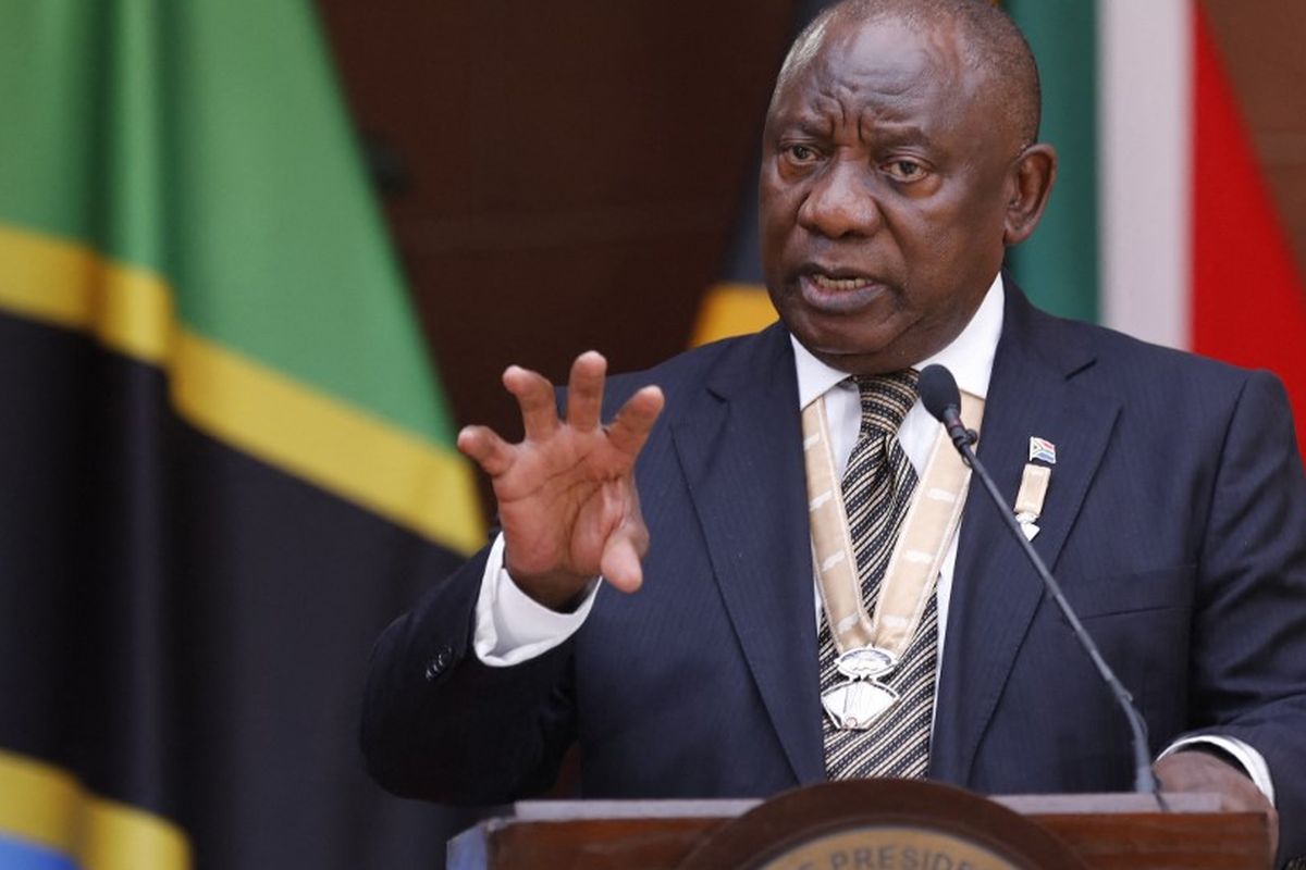 Presiden Afrika Selatan Cyril Ramaphosa (kanan) berbicara selama konferensi pers bersama dengan Presiden Tanzania Samia Suluhu Hassan (tidak terlihat) selama kunjungan kenegaraan Hassan ke Afrika Selatan di gedung Union di Pretoria pada 16 Maret 2023. (Foto oleh PHILL MAGAKOE / AFP)