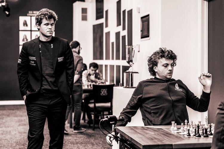 Magnus Carlsen (kiri) menonton pertandingan catur Hans Niemann (kanan) di Sinquefield Cup edisi 2022, difoto oleh Lennart Ootes.