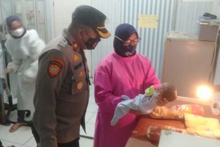Kapolsek Semampir Kompol Ari Bayu Aji membawa bayi yang diduga dibuang ke bidan di wilayah Semampir, Surabaya untuk diberikan perawatan intensif.