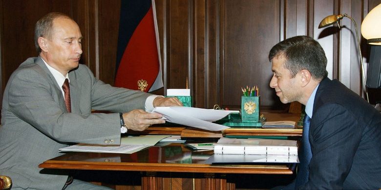 Presiden Rusia Vladimir Purin (kiri) saat berbicara dengan Roman Abramovich (kanan) yang merupakan gubernur wilayah Chukotka, miliarder, dan pemilik Chelsea FC dalam pertemuan di Moskwa, 27 Mei 2005.