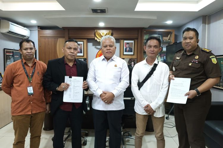 Tim Kuasa Hukum Pegi Setiawan menemui Kapuspenkum Kejagung Harli Siregar di Kanror Kejagung, Jakarta, Rabu (19/6/2024).
