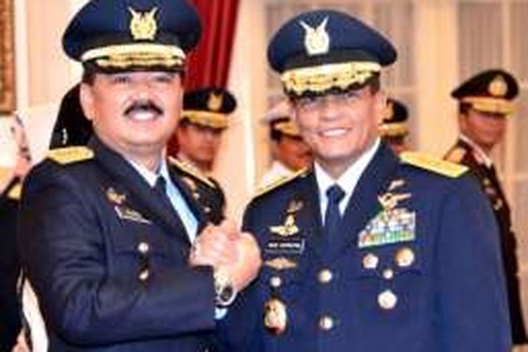 Kepala Staf TNI Angkatan Udara yang baru, Marsekal Hadi Tjahjanto berpose bersama pendahulunya, Marsekal Agus Supriatna usai pelantikan di Istana Negara, Rabu (18/1/2017).