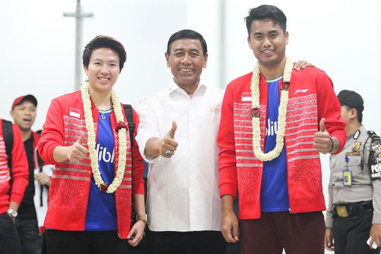 Ketua umum PP PBSI, Wiranto menyambut juara dunia Tontowi Ahmad/Liliyana Natsir