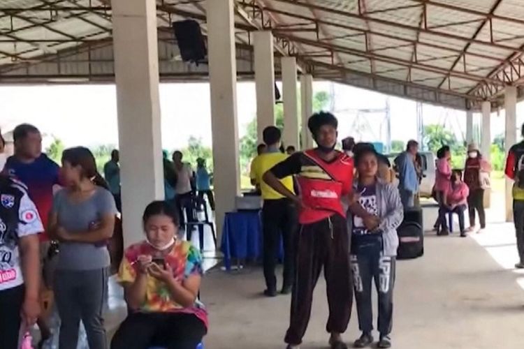 Gambar ini diambil dari cuplikan video oleh PBS Thailand yang tersedia melalui AFPTV dan diambil pada 6 Oktober 2022 menunjukkan orang-orang berkumpul di Provinsi Nong Bua Lam Phu, Thailand, di mana seorang mantan polisi membunuh sedikitnya 30 orang dalam penembakan massal di sebuah penitipan anak, Kamis (6/10/2022).